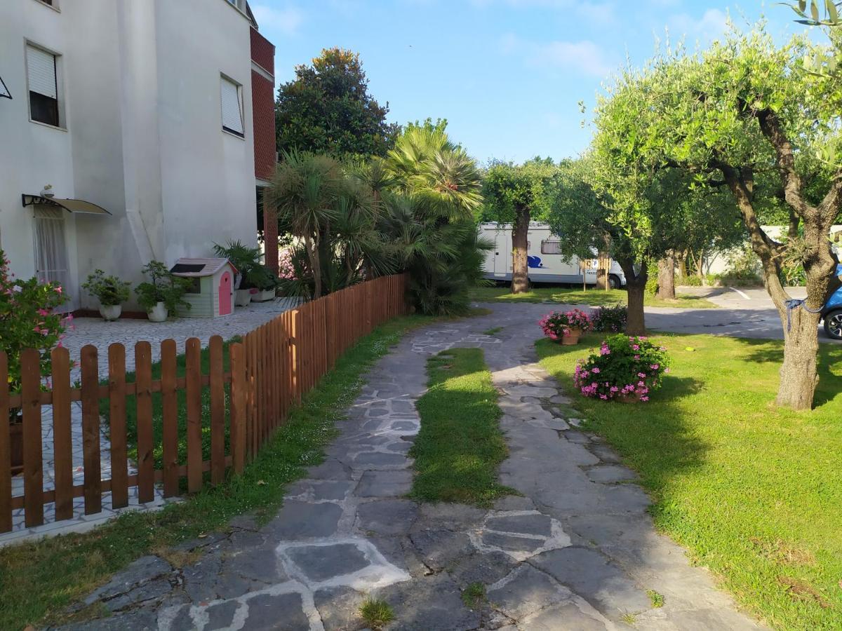 B&B Tra Mare E Marmo Marina Di Carrara Exterior photo
